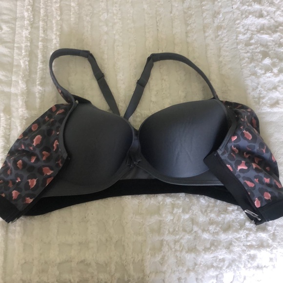 Victoria Secret High Impact Sports Bra. Size 32D. - Picture 2 of 3
